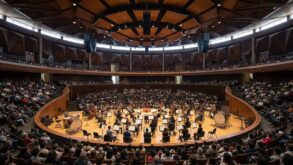 Sala Nezahualcóyotl llena durante un concierto de orquesta tras su reapertura