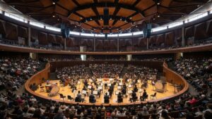 Sala Nezahualcóyotl llena durante un concierto de orquesta tras su reapertura