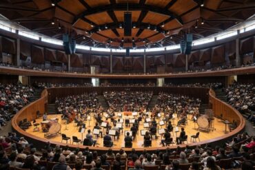 Sala Nezahualcóyotl llena durante un concierto de orquesta tras su reapertura