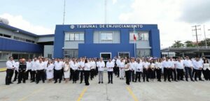 Javier May Rodríguez y Carlos Efraín Reséndez Bocanegra durante la inauguración de las salas de Tribunales de Enjuiciamiento para Adultos en Centro