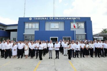 Javier May Rodríguez y Carlos Efraín Reséndez Bocanegra durante la inauguración de las salas de Tribunales de Enjuiciamiento para Adultos en Centro