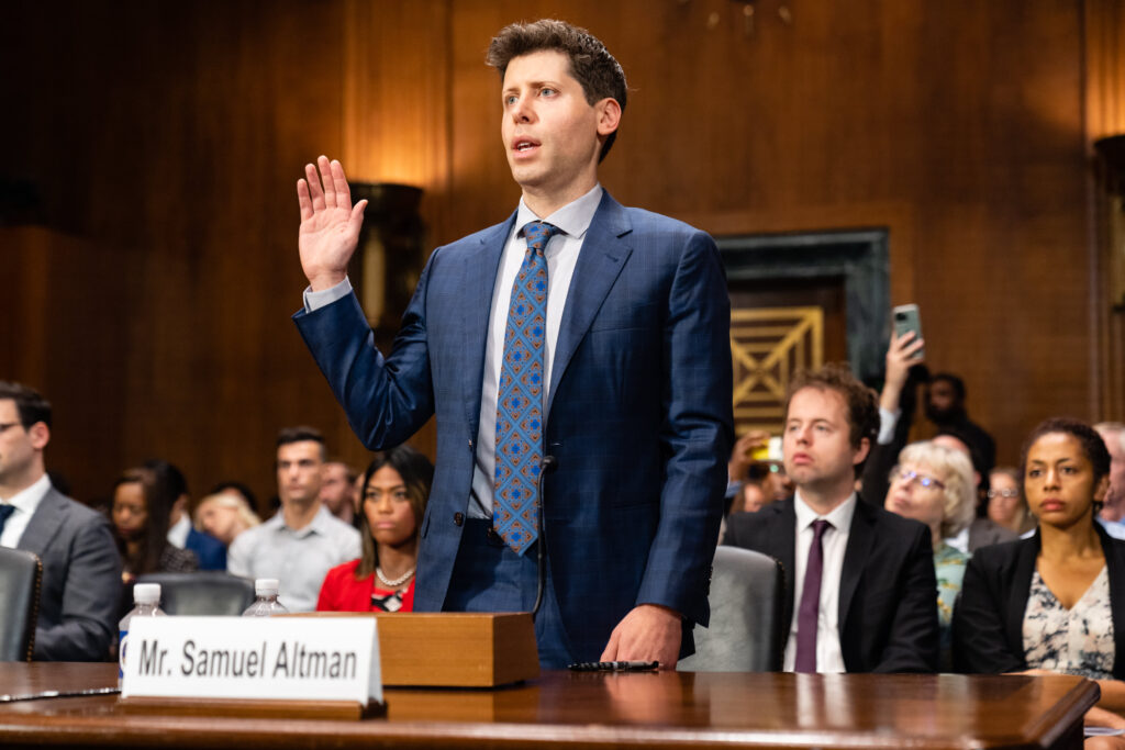 Sam Altman rinde protesta antes de comparecer ante el Senado de Estados Unidos sobre la regulación de la inteligencia artificial.