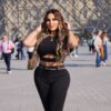 Sarah Khalifa, presentadora egipcia condenada a muerte, en una foto de años recientes en el Louvre de París
