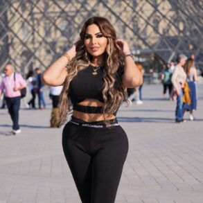 Sarah Khalifa, presentadora egipcia condenada a muerte, en una foto de años recientes en el Louvre de París