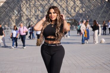 Sarah Khalifa, presentadora egipcia condenada a muerte, en una foto de años recientes en el Louvre de París