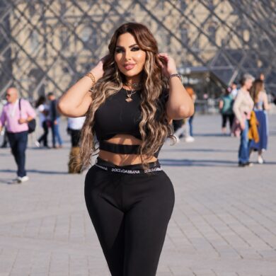 Sarah Khalifa, presentadora egipcia condenada a muerte, en una foto de años recientes en el Louvre de París