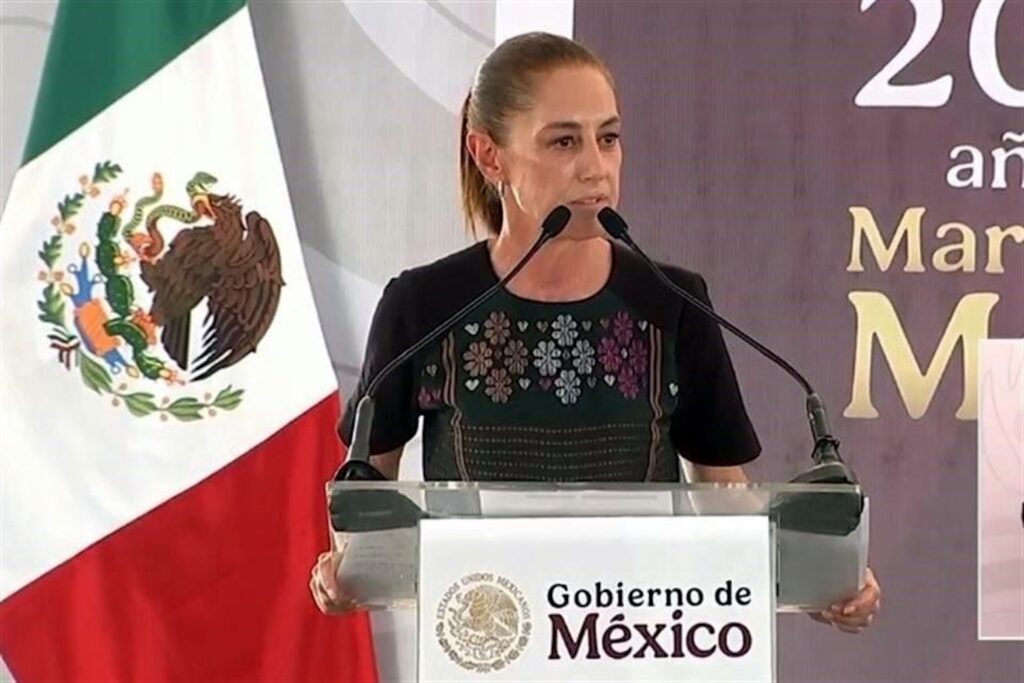 Claudia Sheinbaum habla ante el podio de Gobierno de México