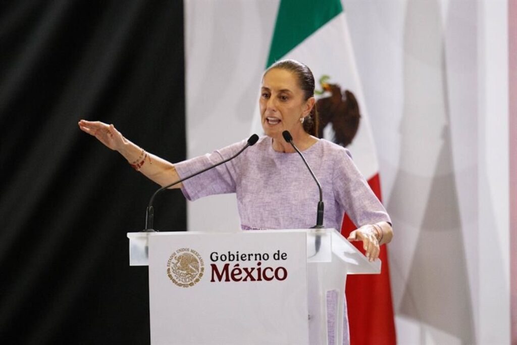 Claudia Sheinbaum habla desde un podio durante su gira de informe de gobierno