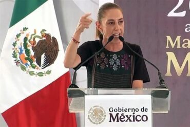 Claudia Sheinbaum gesticula con el dedo durante un mensaje del gobierno federal