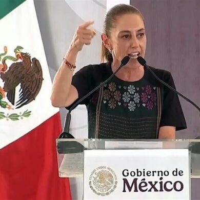Claudia Sheinbaum gesticula con el dedo durante un mensaje del gobierno federal