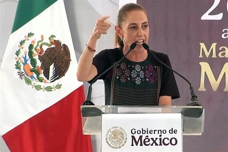 Claudia Sheinbaum gesticula con el dedo durante un mensaje del gobierno federal