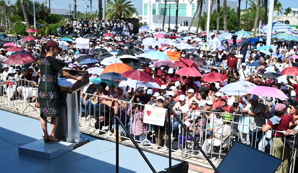Claudia Sheinbaum habla ante cientos de asistentes con sombrillas en La Paz, Baja California Sur