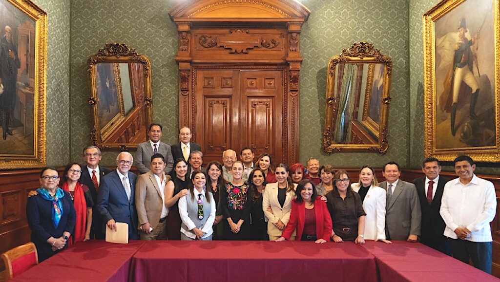 Reunión privada de la futura jefatura política de Morena con gobernadores y figuras estatales del oficialismo en 2024.