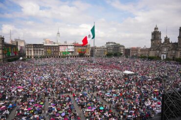 Vista aérea del Zócalo capitalino lleno de asistentes durante el cierre de la gira de rendición de cuentas de la presidenta Claudia Sheinbaum