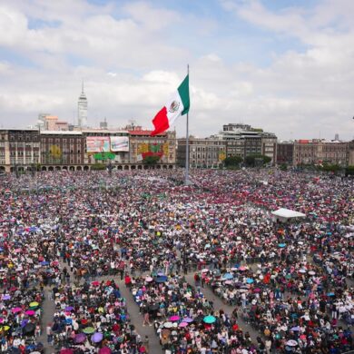 Vista aérea del Zócalo capitalino lleno de asistentes durante el cierre de la gira de rendición de cuentas de la presidenta Claudia Sheinbaum