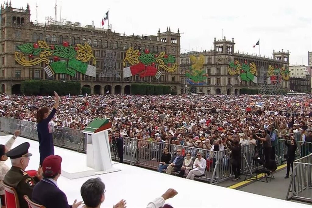Vista desde el templete hacia la plaza del Zócalo, llena de asistentes, con fotógrafos y camarógrafos junto a las vallas durante el cierre de la gira presidencial