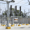 Subestación eléctrica de la CFE con aisladores y transformadores en Tabasco