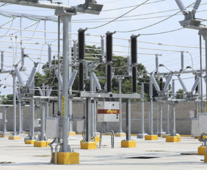Subestación eléctrica de la CFE con aisladores y transformadores en Tabasco