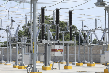 Subestación eléctrica de la CFE con aisladores y transformadores en Tabasco