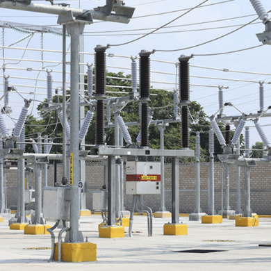 Subestación eléctrica de la CFE con aisladores y transformadores en Tabasco