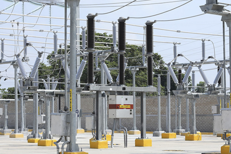 Subestación eléctrica de la CFE con aisladores y transformadores en Tabasco