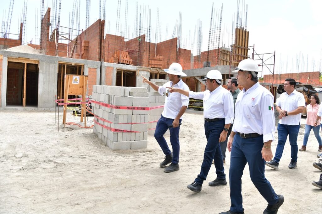 Autoridades recorren un complejo de viviendas en construcción en Tabasco