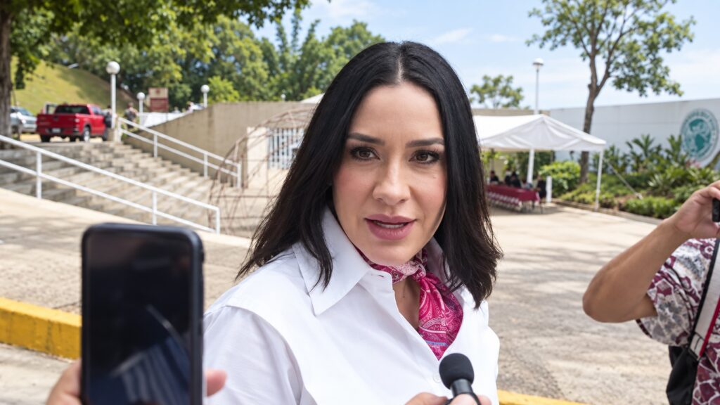 La secretaria de Finanzas de Tabasco, Talina Ferrer, durante una entrevista con medios sobre el paquete económico y el presupuesto 2027.