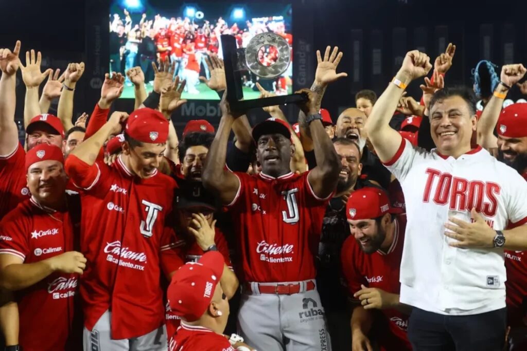 Toros de Tijuana celebra con el trofeo el campeonato de la Zona Norte y su pase a la Serie del Rey 2026.