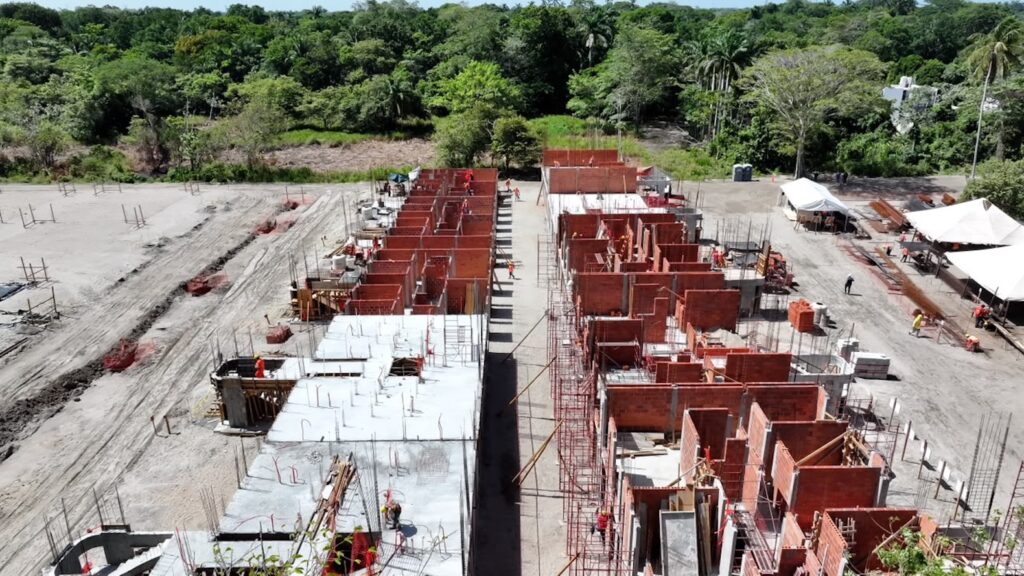 Vista aérea de edificios habitacionales en proceso de construcción en Tabasco