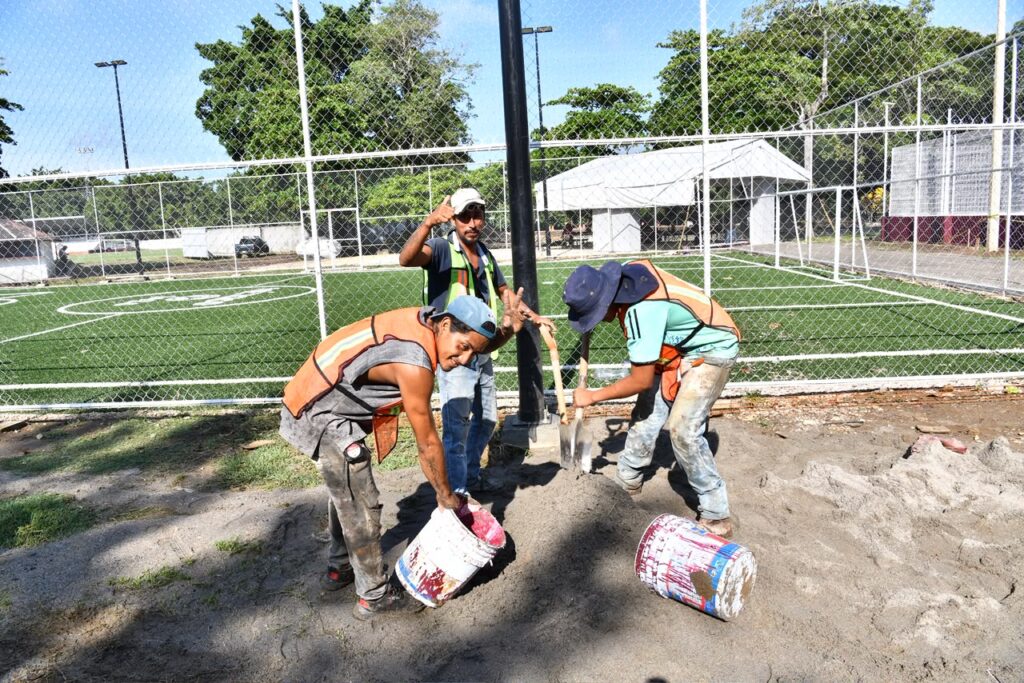 Trabajadores realizan obras en las canchas de la Unidad Deportiva Damián Piza Beltrán en Teapa