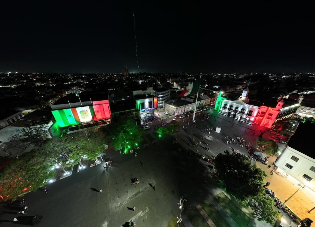 Sedes de los poderes Ejecutivo, Legislativo y Judicial de Tabasco iluminadas con los colores patrios