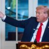 Donald Trump sostiene una maqueta del arco que planea construir entre el Monumento a Lincoln y el Cementerio de Arlington
