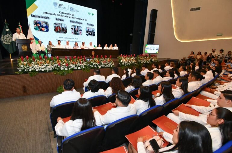 Egresados de Ciencias de la Salud reciben sus títulos durante ceremonia de la UJAT en el Teatro Universitario