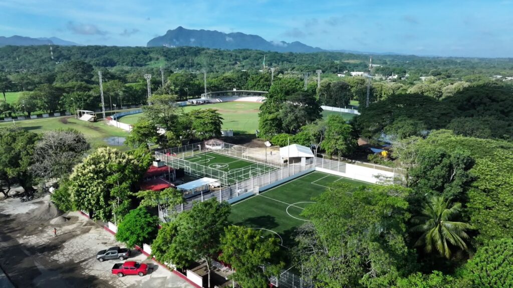Vista aérea de la Unidad Deportiva Damián Piza Beltrán durante su rehabilitación en Teapa