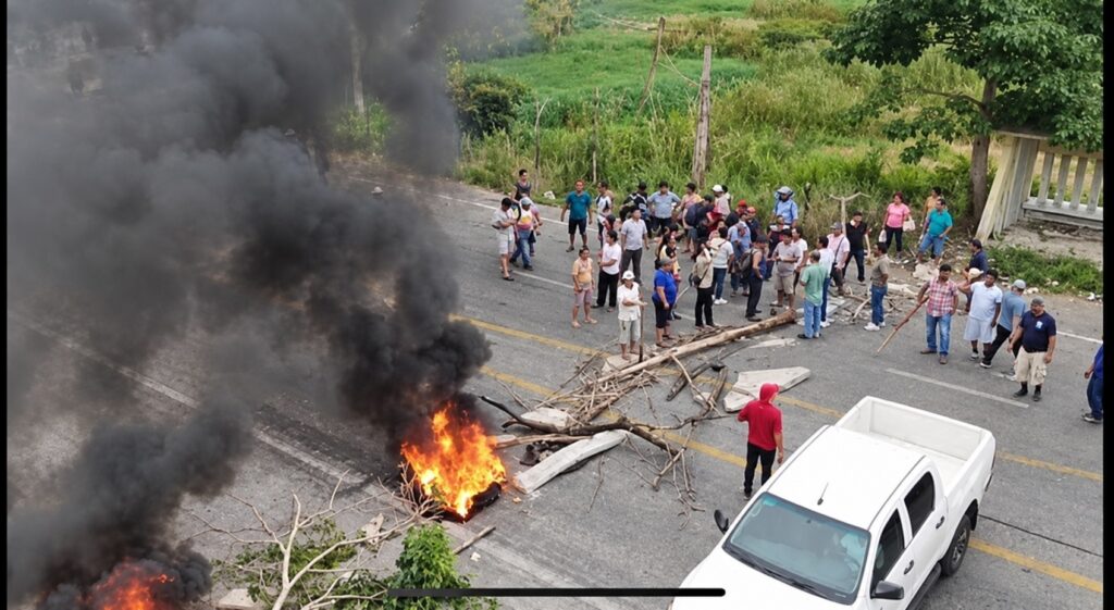 Vehículos varados y llantas en llamas durante el bloqueo de la carretera Villahermosa-Frontera