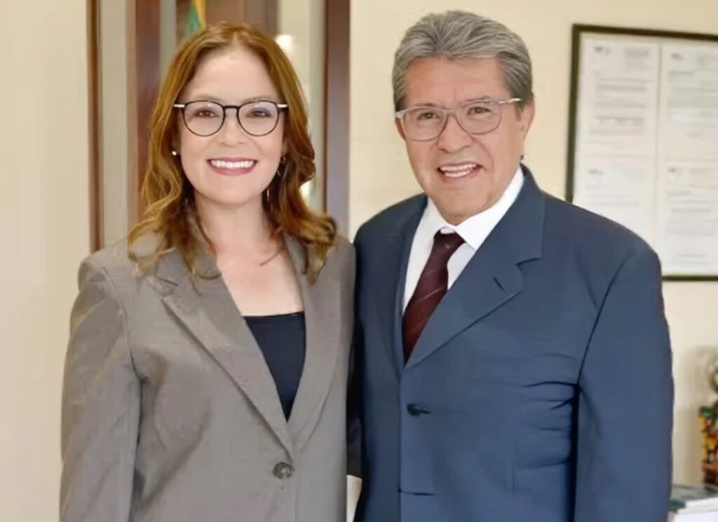 Verónica Díaz posa junto a Ricardo Monreal en una oficina.