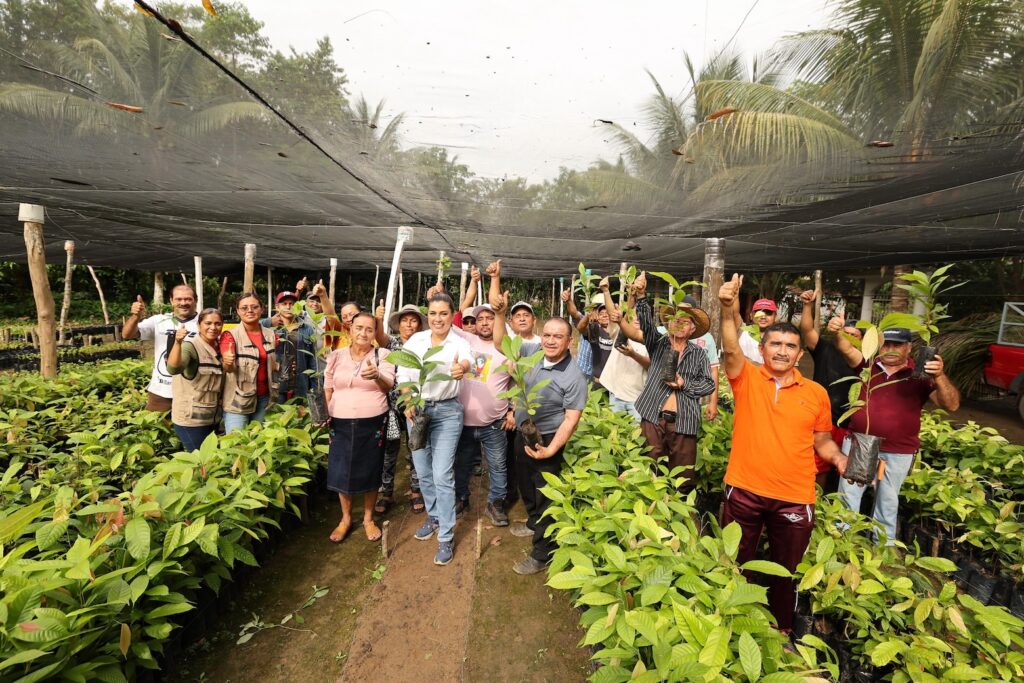 Grupo de participantes muestra plantas jóvenes dentro de un vivero de Tabasco