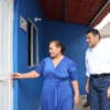 Beneficiaria abre la puerta de una nueva vivienda rural entregada en Tabasco