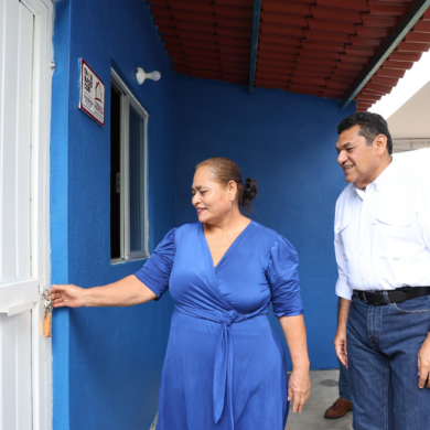 Beneficiaria abre la puerta de una nueva vivienda rural entregada en Tabasco