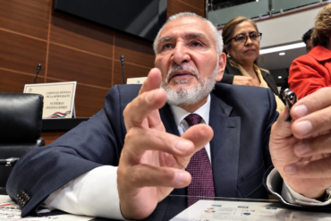 El senador Adán Augusto López gesticula con ambas manos mientras responde a la prensa en su escaño del Senado