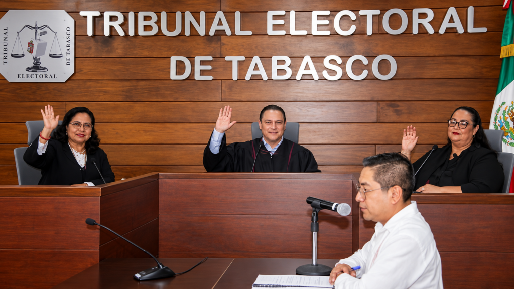 Pleno del Tribunal Electoral de Tabasco durante una sesión en la que las magistraturas emiten su votación.