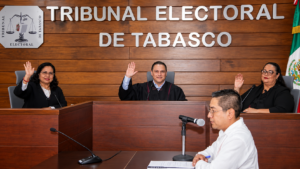 Pleno del Tribunal Electoral de Tabasco durante una sesión en la que las magistraturas emiten su votación.