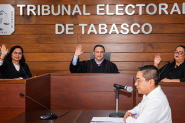 Pleno del Tribunal Electoral de Tabasco durante una sesión en la que las magistraturas emiten su votación.