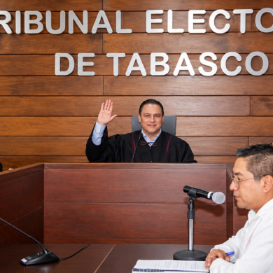 Pleno del Tribunal Electoral de Tabasco durante una sesión en la que las magistraturas emiten su votación.