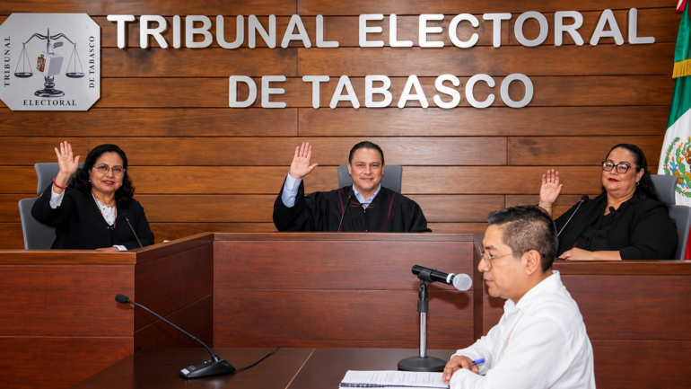 Pleno del Tribunal Electoral de Tabasco durante una sesión en la que las magistraturas emiten su votación.