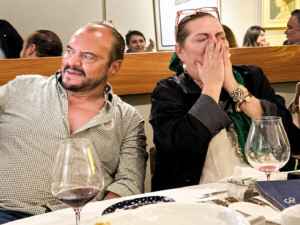 Guadalupe Taddei y el empresario José Alfredo Hernández Casillas comparten una reunión en un restaurante.