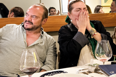 Guadalupe Taddei y el empresario José Alfredo Hernández Casillas comparten una reunión en un restaurante.