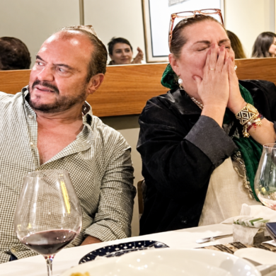 Guadalupe Taddei y el empresario José Alfredo Hernández Casillas comparten una reunión en un restaurante.