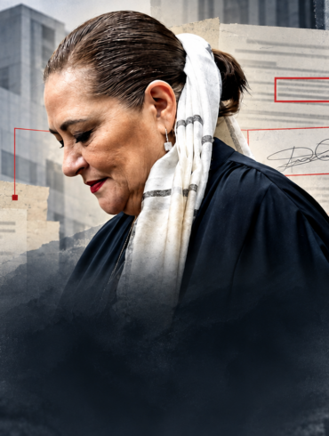 Guadalupe Taddei en composición editorial sobre la sucesión del INE, con documentos de contratos investigados y elementos de la institución electoral.