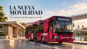 Visual editorial de un autobús híbrido del proyecto Villahermosa 2030 frente a una estación y un puente urbano en Villahermosa.